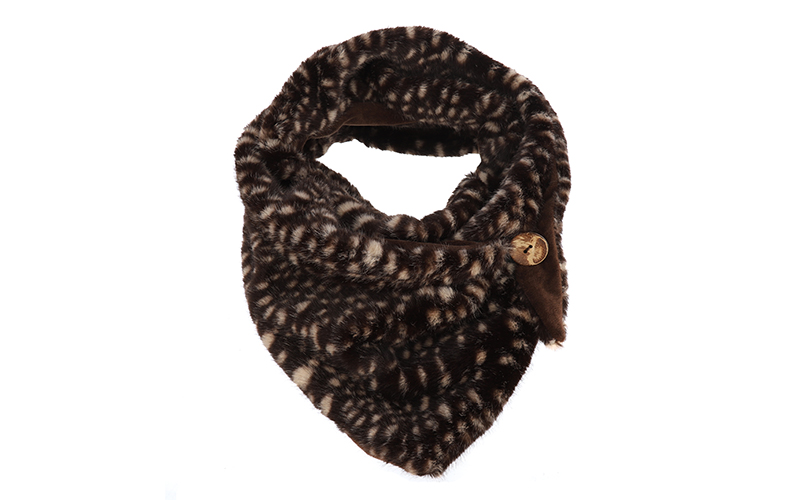 Faux fur driehoeksjaal Legno met bambiprint, van bovenaf, met knoop en lus