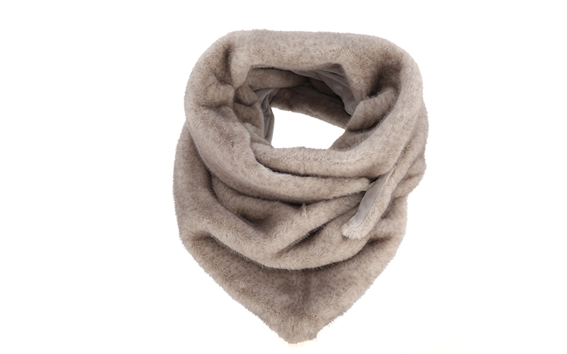 Faux fur driehoeksjaal Legno in taupegrijs gemêleerd, van bovenaf, met knoop en lus