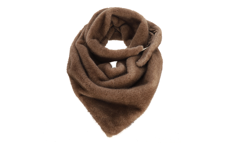 Faux fur driehoeksjaal Legno in camel gemêleerd, van bovenaf, met knoop en lus