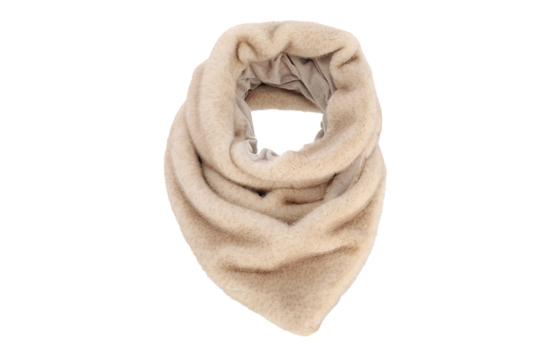 Faux fur driehoeksjaal Legno in naturel gemêleerd, van bovenaf, met knoop en lus