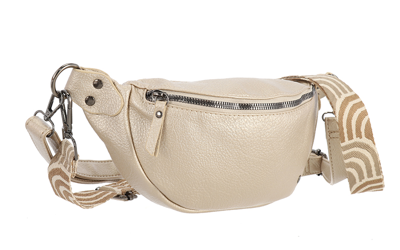 Champagne Crossbodytasje Duke in gebruik