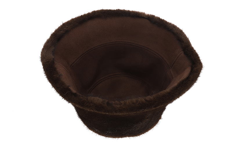 Faux fur buckethat Tux in bruin, ondersteboven, met zicht op de gladde binnenkant
