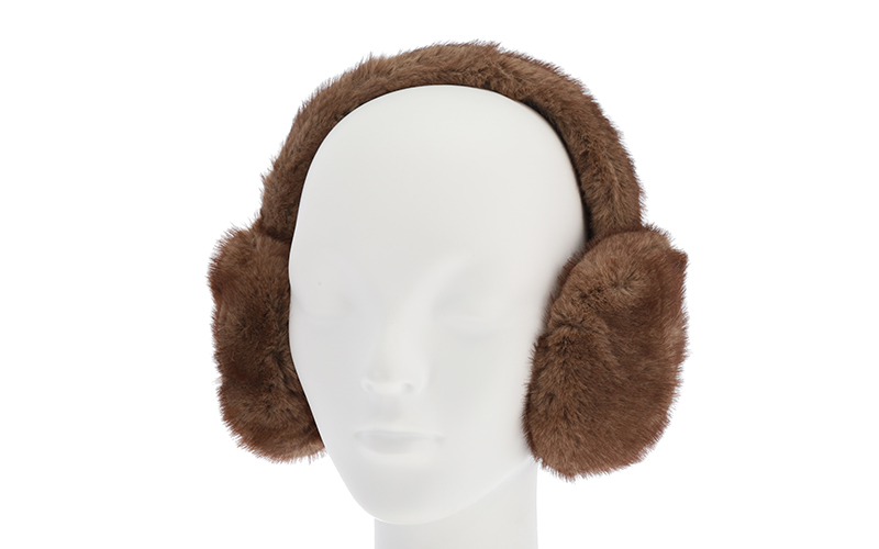 Faux fur oorwarmers Milstatt in camel, gedragen op een paspophoofd