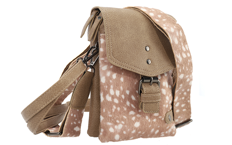 Telefoontasje Lakewood van PU in taupe met bambiprint, schuin van opzij
