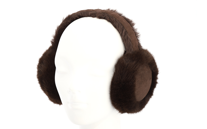 Oorwarmers Lammy met faux fur in bruin, op een paspophoofd