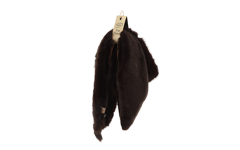 Faux fur driehoeksjaal Morzine in donkerbruin, hangend, volledige lengte