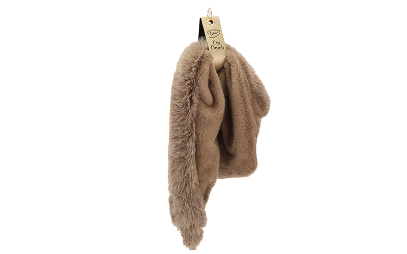 Faux fur driehoeksjaal Morzine in taupe, hangend, volledige lengte