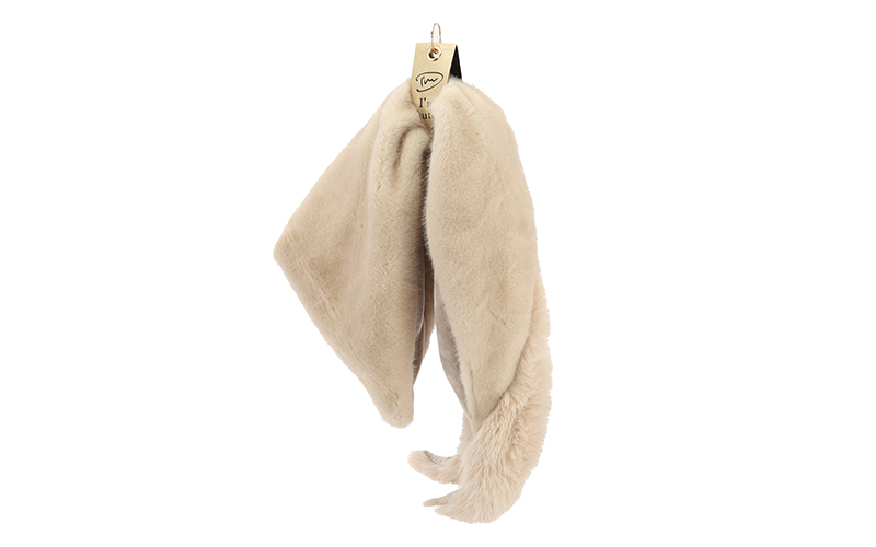 Faux fur driehoeksjaal Morzine in naturel, hangend, volledige lengte