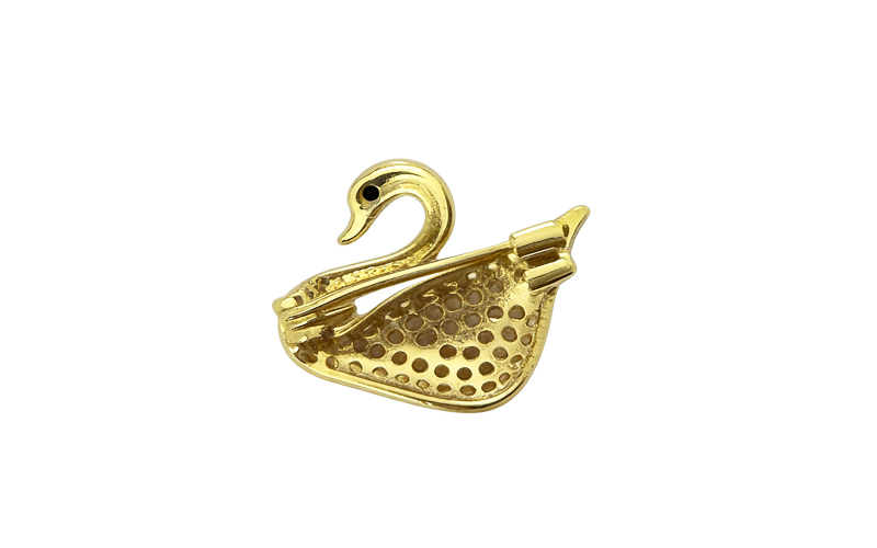 Broche in goudkleur vol heldere strass, achterkant met speld