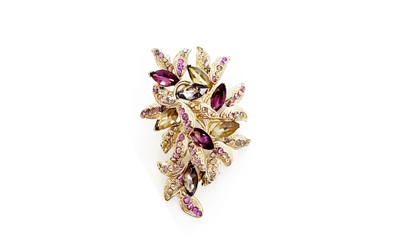 Broche in lichte goudkleur met paars en roze, voorkant