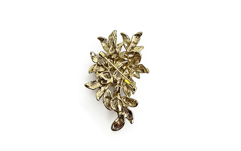 Broche in champagne met heldere strass, achterkant met speld