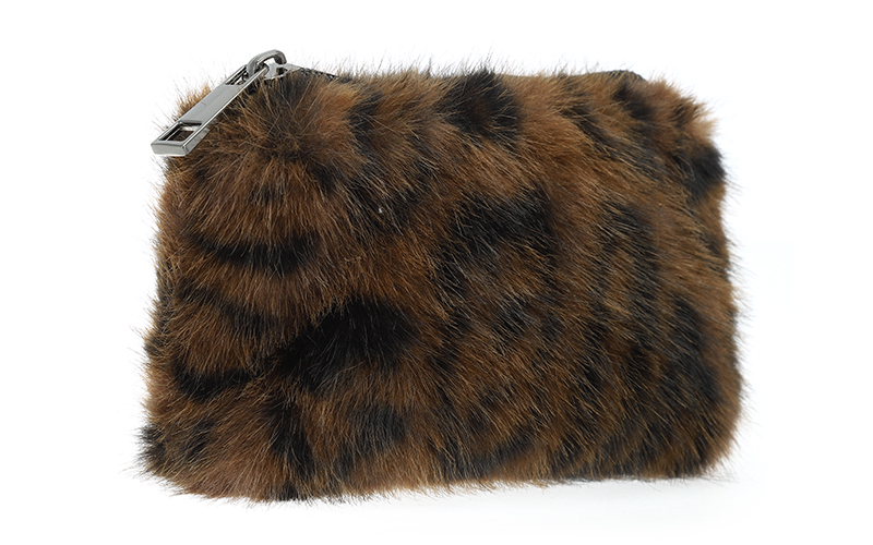 Portemonnee Cogne panter brown in use