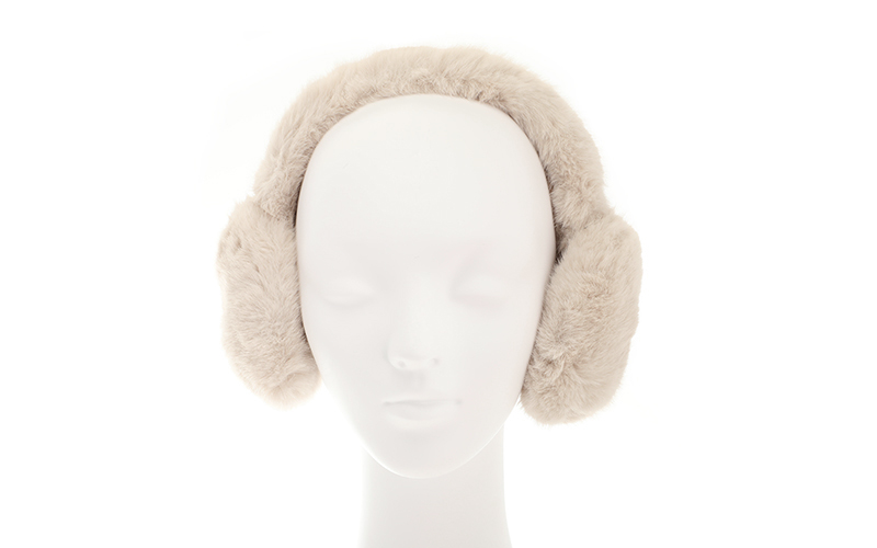 Faux fur oorwarmers Milstatt in naturel, gedragen op een paspophoofd