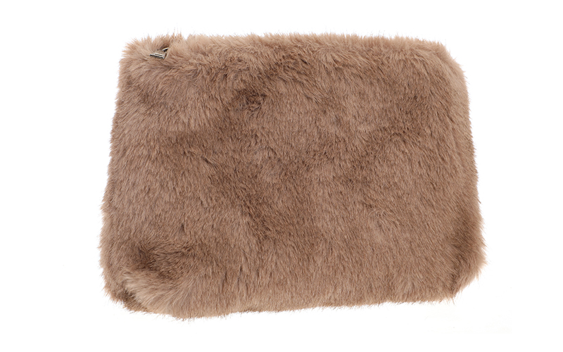 Taupe Borno Make-Up Tasje in gebruik