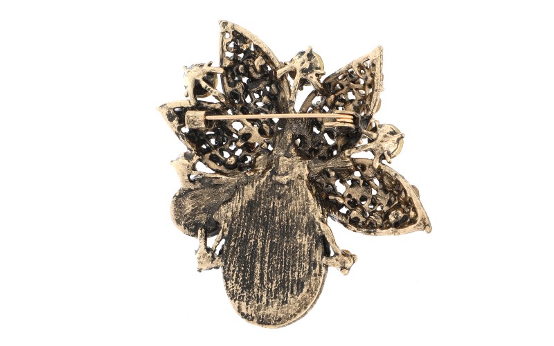 Broche in bronskleurig metaal met amberkleurige stenen, achterkant van de Brons Laurine met de speld