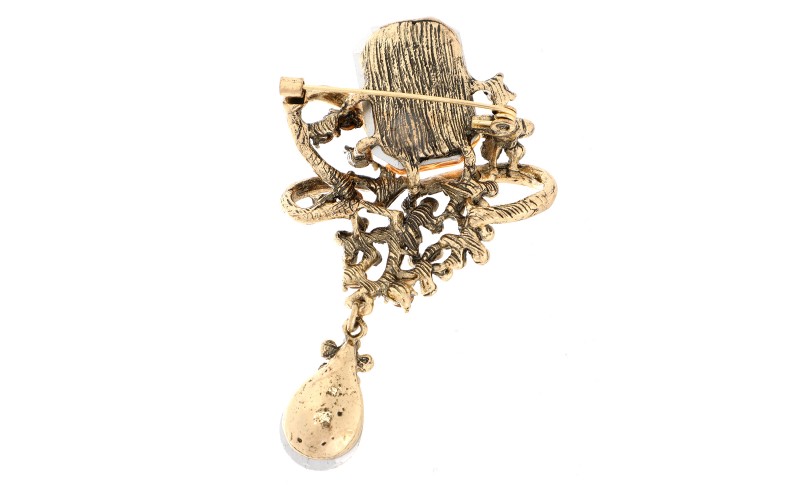 Brons Ellenore Broche in gebruik