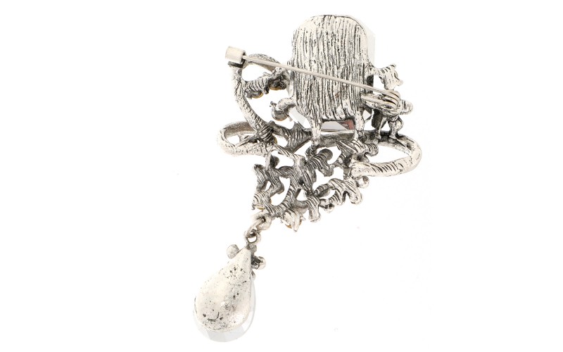 Moonstone Ellenore Broche in gebruik