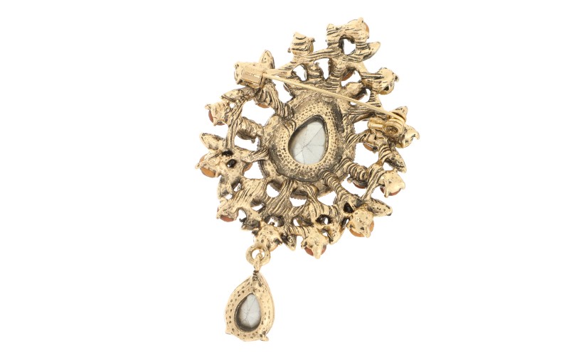 Brons Rosaline Broche in gebruik