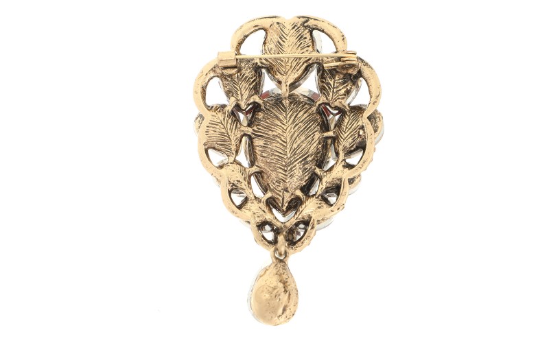 Brons Josephine Broche in gebruik