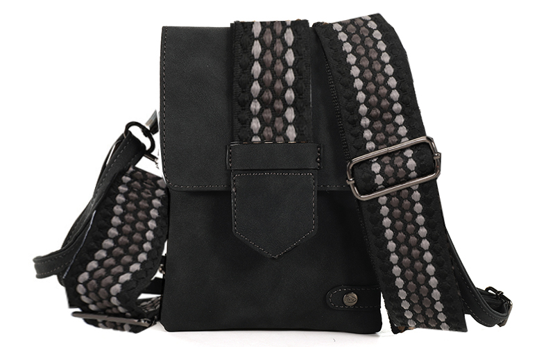 Black Crossbody En Telefoontasje Nancy / Metz in gebruik