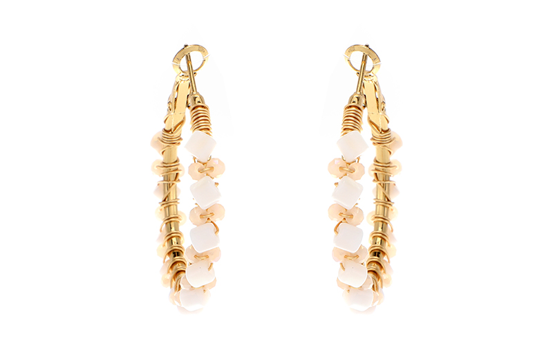 Boucles d'oreilles Jade Champagne aux cristaux en situation