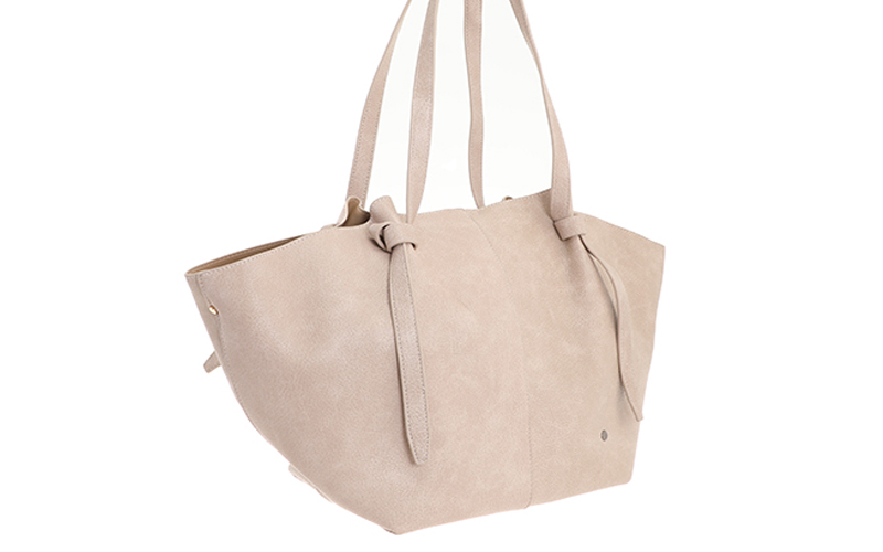Taupe Shopper Todi in gebruik