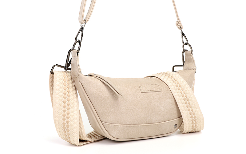 Naturel Crossbody Tasje Kingston in gebruik