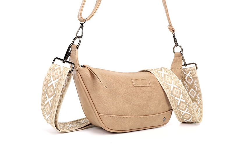 Sand Crossbody Tasje Kingston in gebruik