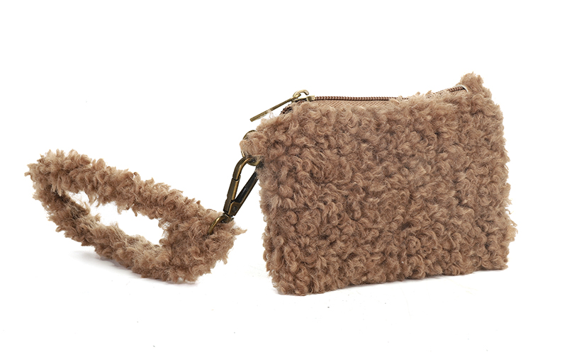 Taupe Teddy Portemonneetje Fien in gebruik