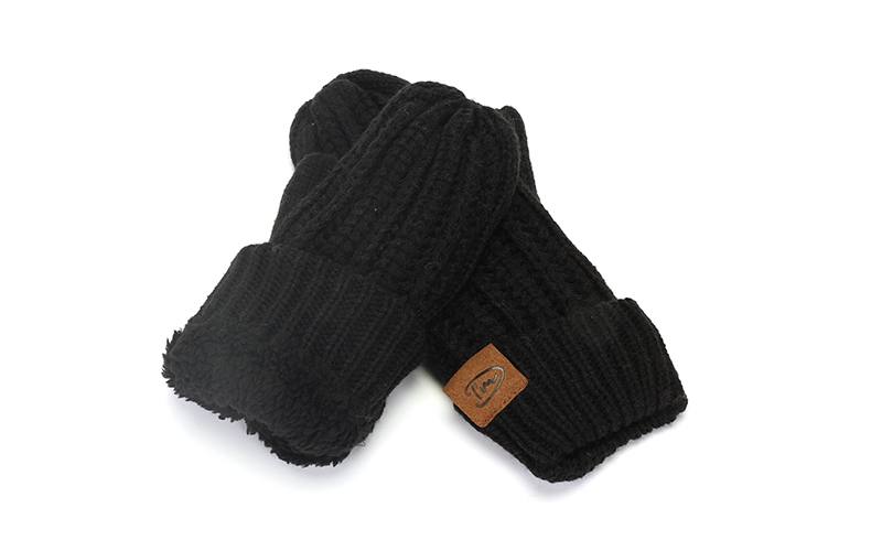 Moufles Makalu noires en grosse maille en situation