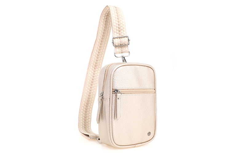 Champagne Crossbodytas Ruigoord in gebruik