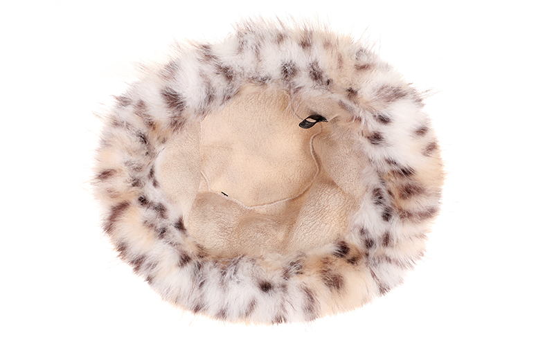 Fluffy Panter Bucket Hat in gebruik