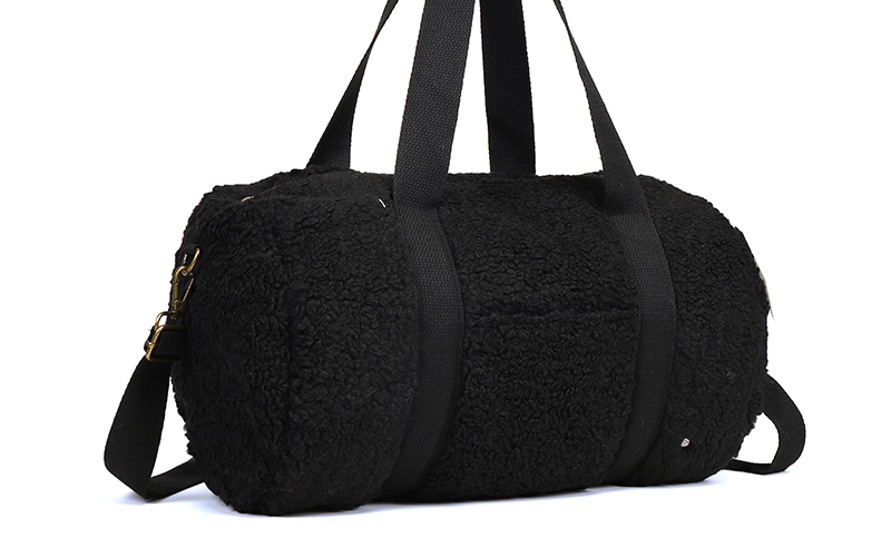 Black Duffle Bag Portillo in gebruik
