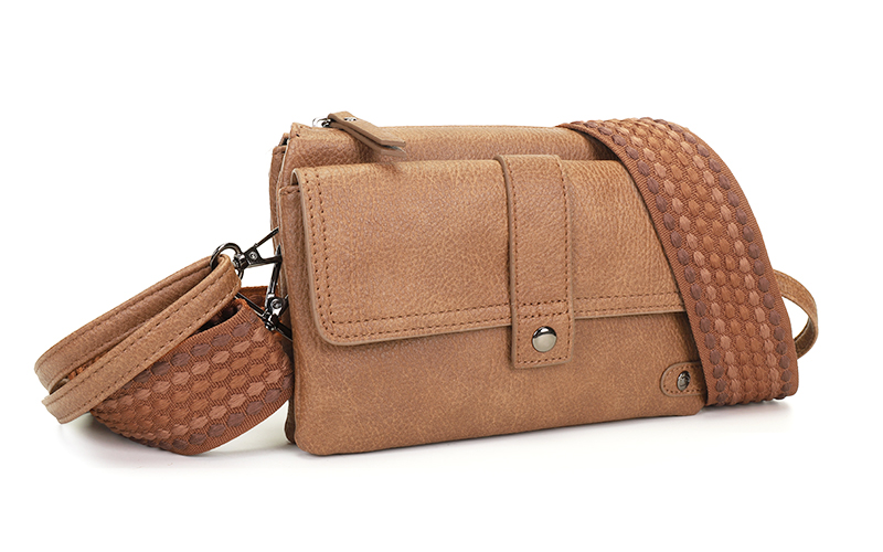 Camel Crossbody En Schoudertasje Naarden in gebruik