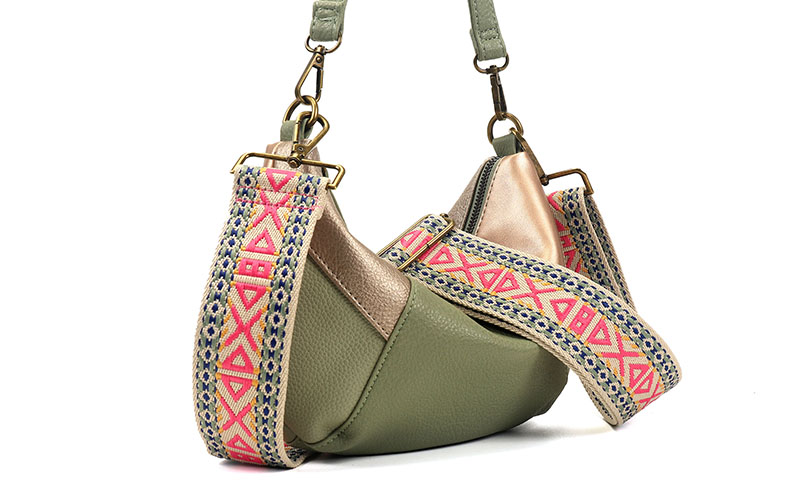 Green Crossbody Tas Columbia in gebruik