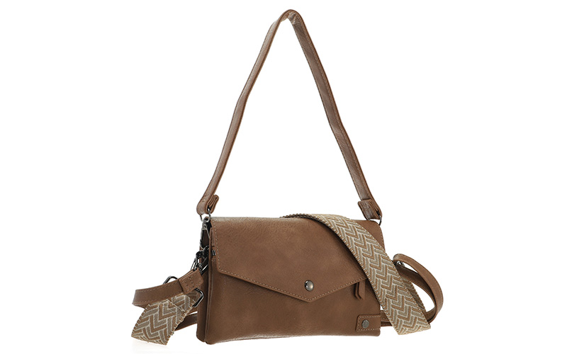 Camel Crossbody / Schoudertasje Rochdale in gebruik