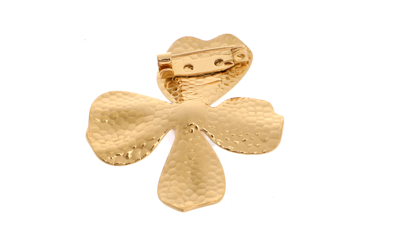 Flower Broche in gebruik