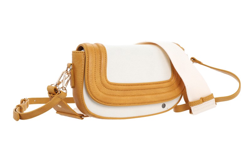 Camel Crossbody Tas Austin in gebruik
