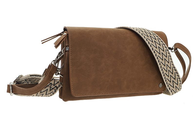 Camel Crossbody / Schoudertasje Montoro in gebruik