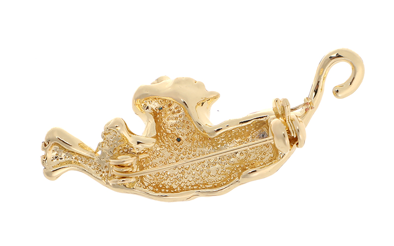 Tiger Broche in gebruik