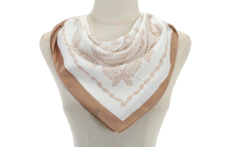 Beige St. Ives Sjaal in gebruik