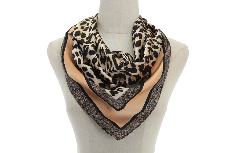 Panter Khaki St. Ives Sjaal in gebruik