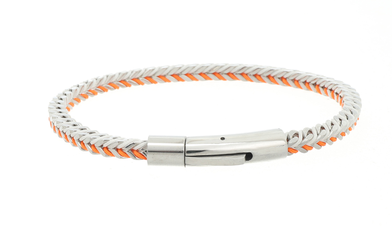 Orange Herenarmband Tobias in gebruik
