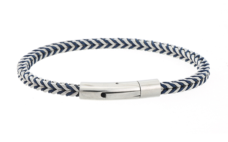 Dark Blue Herenarmband Tobias in gebruik