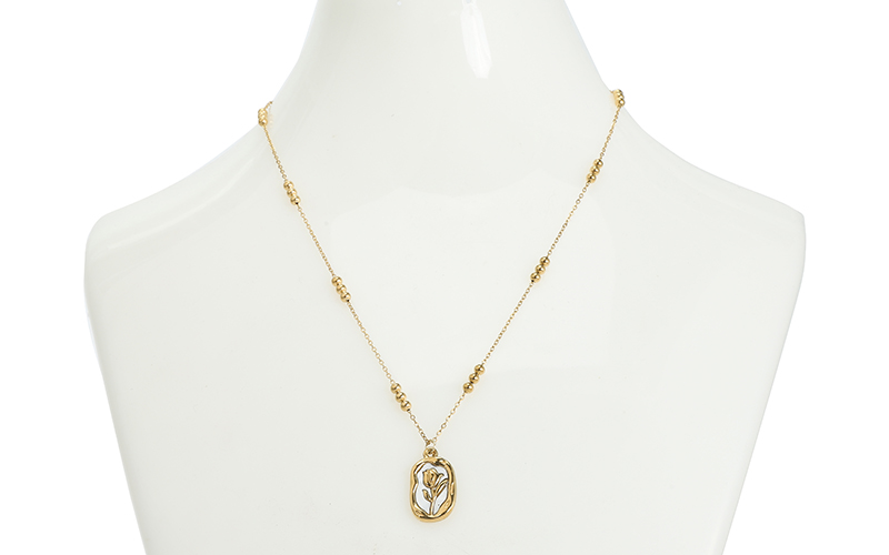 Collier Carissa Rose en situation