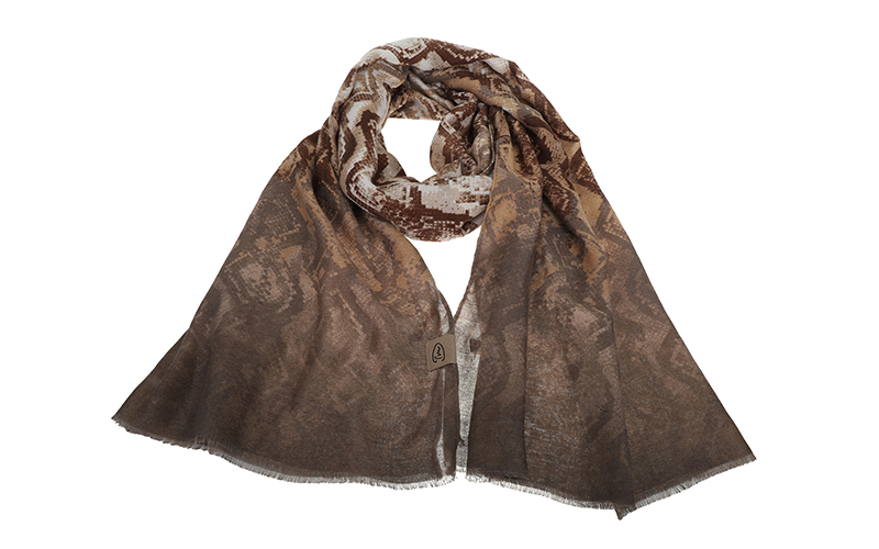 Khaki Sarlat Sjaal in gebruik