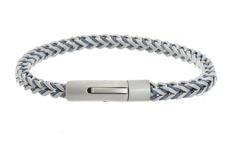 Light Blue Herenarmband Arvid in gebruik