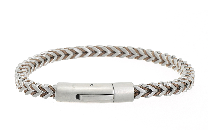 Khaki Herenarmband Arvid in gebruik