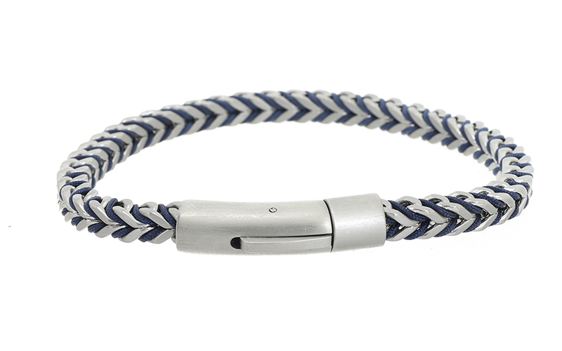 Dark Blue Herenarmband Arvid in gebruik