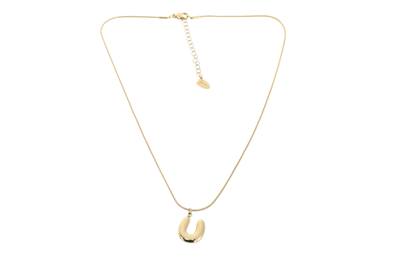 Collier Initiale Alpha U en situation